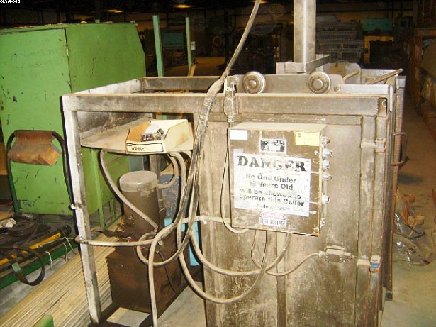 UNKNOWN Small Baler, 29"x29" x ~30" bale,